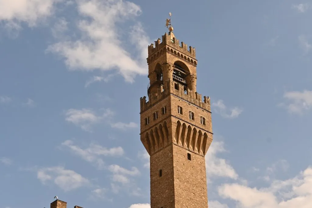 Haute tour en pierre du Palazzo Vecchio dominant les toits de Florence