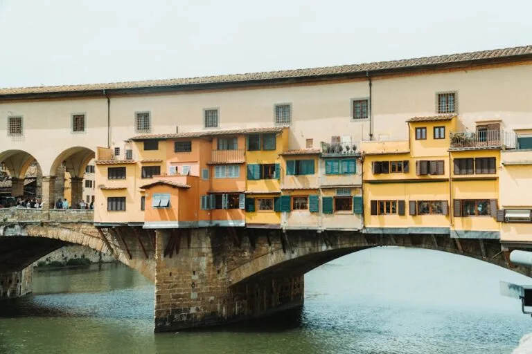 Shopping romantique cadeaux artisanaux florentins Florence travel tourism landmark
