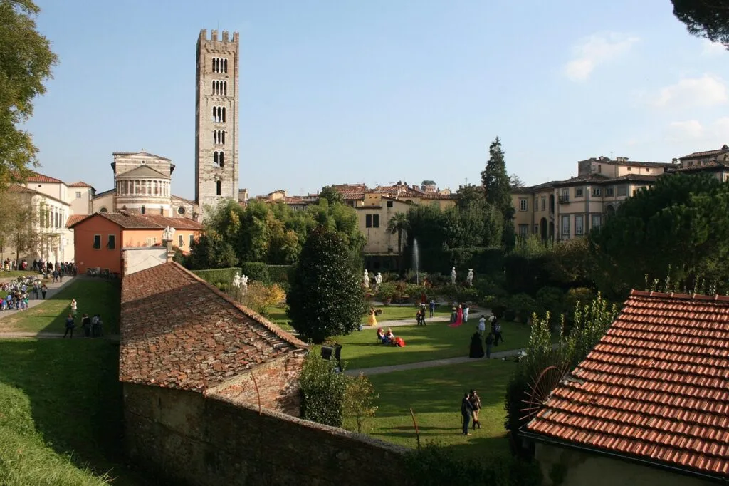 jardin clos avec pelouses, fontaine et campanile visible à Lucca
