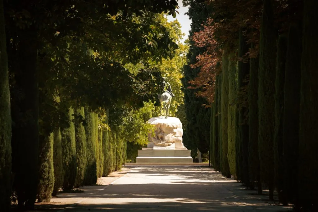 Zypressenallee mit Reiterstatue am Ende in den Boboli-Gärten, Florenz