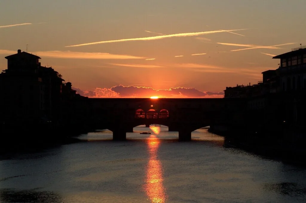 Coucher de soleil derrière le Ponte Vecchio avec reflet sur l'Arno