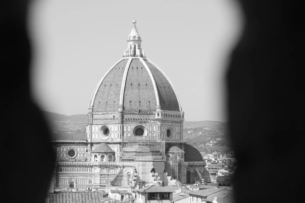 Dôme du Duomo de Florence encadré par une ouverture en noir et blanc