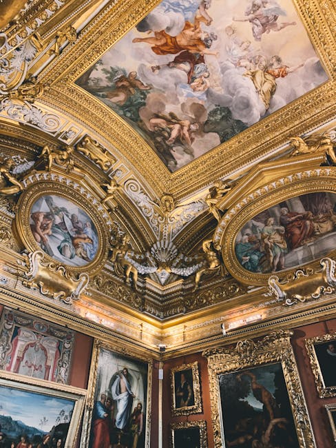Plafond doré orné de fresques dans une galerie florentine