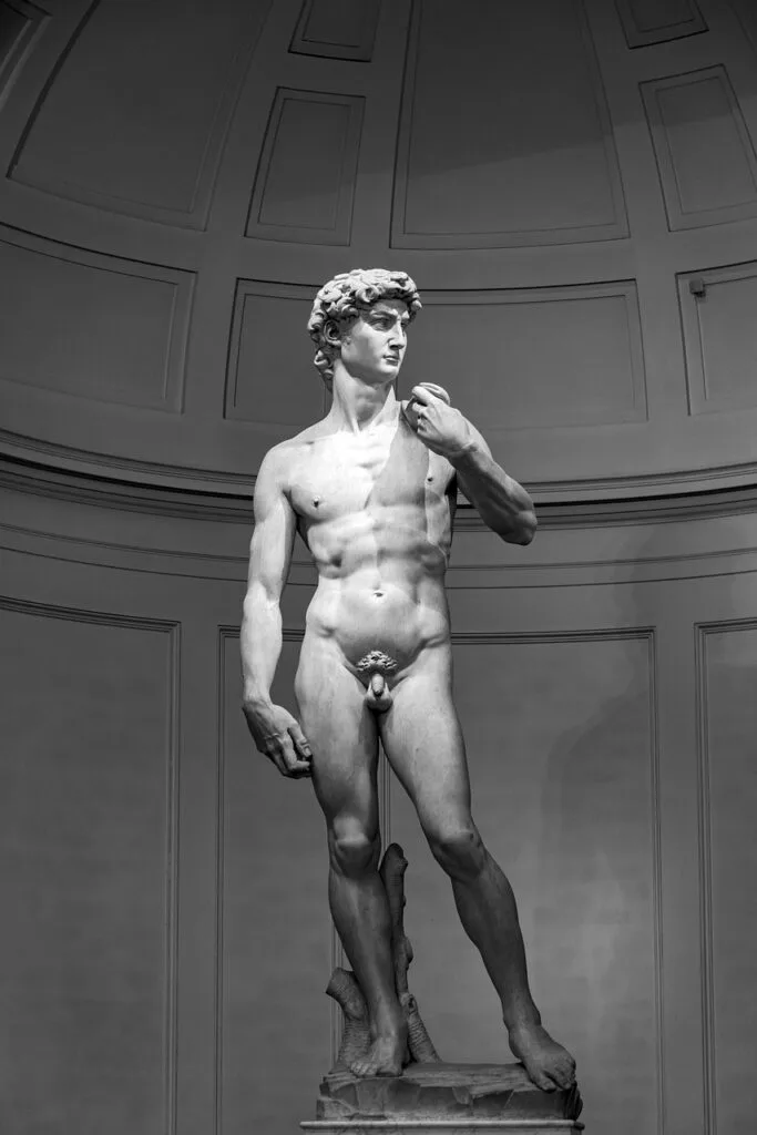 Originale Marmorstatue Davids in der Galleria dell'Accademia in Florenz