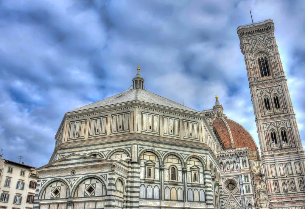 Bâtiment du Baptistère avec la cathédrale et le campanile de Florence
