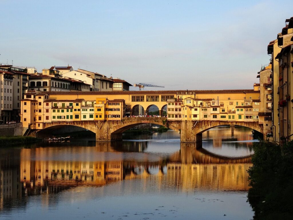 Le Ponte Vecchio à Florence, reflet doré sur l'Arno calme